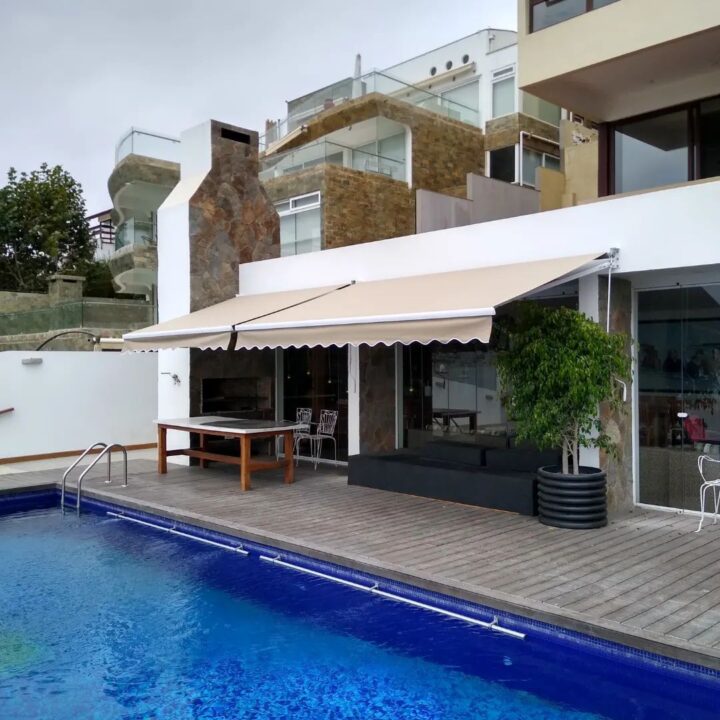 Toldo motorizado instalado en terraza junto a piscina para control solar en La Serena y Coquimbo